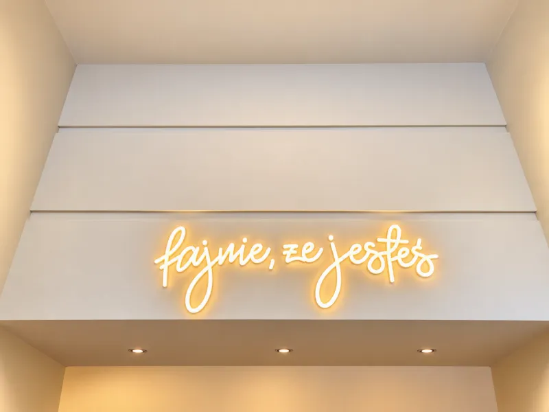 Neon z napisem „fajnie, że jesteś” w Business Lab