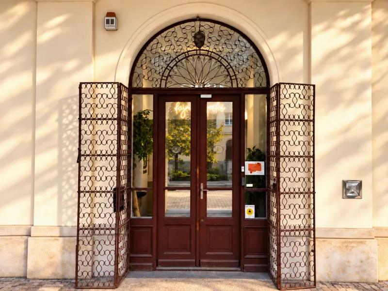 Wejście do kamienicy Nowy Świat 41A, w której mieści się Business Lab